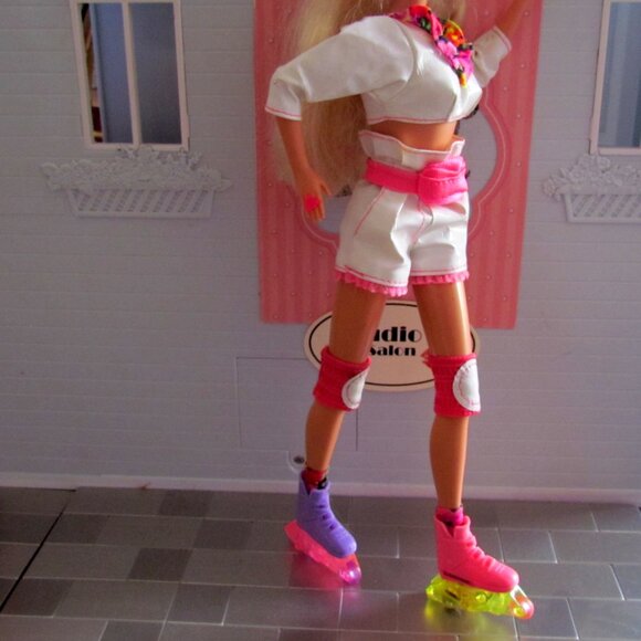BARBIE ROLLERBLADER in WHITE VINYL ROLLER DERBY OUTFIT, CHIC MISMATCHED SKATES! - Picture 5 of 11
